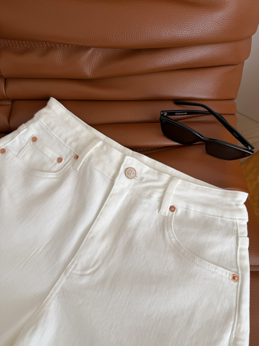 人手必备款 26ss V金属镶嵌牛仔短裤 衣橱里长青款 太好搭配了 不管是T恤或者衬衫都需要这一条短裤 