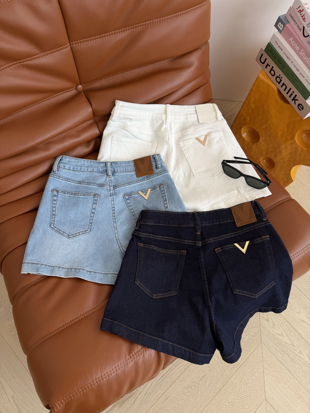 人手必备款 26ss V金属镶嵌牛仔短裤 衣橱里长青款 太好搭配了 不管是T恤或者衬衫都需要这一条短裤 