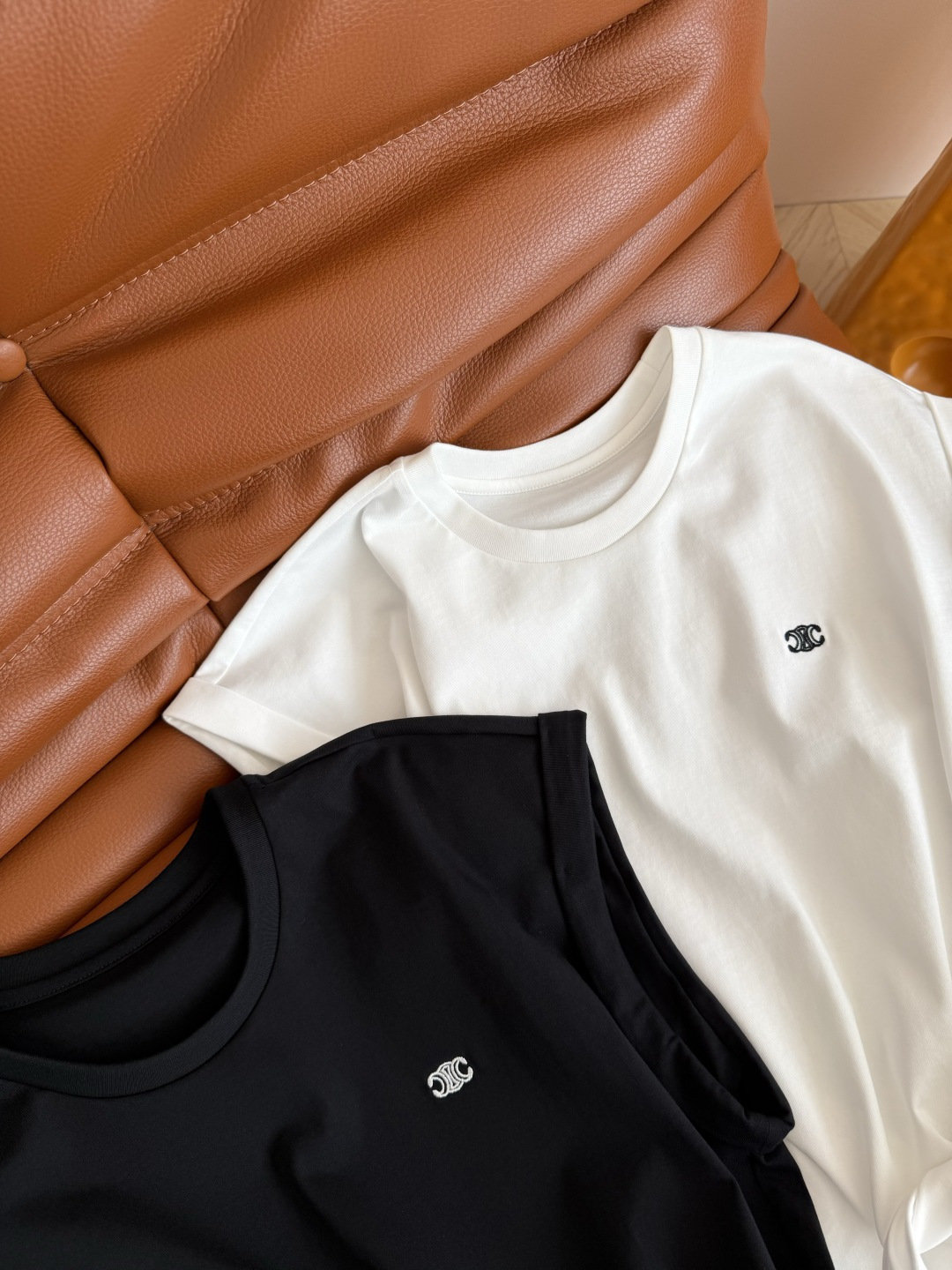 日常休闲推荐 26ss 凯旋门刺绣系带T恤 时髦感在线 下摆侧边系带设计 有造型感又可以分割出高挑身材比