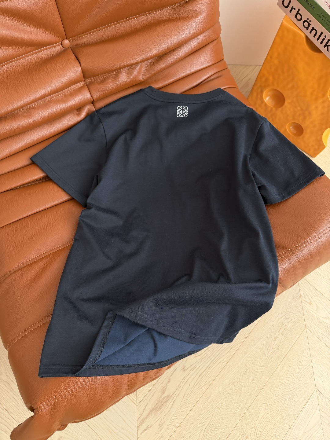 26春夏新品 经典logo印花T恤 百搭系列 颜色很好看 超显白 不管是搭配裤子或者半裙都OK 宽松的版