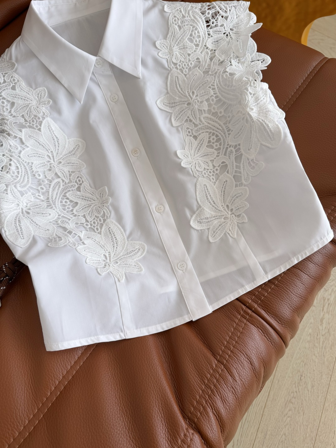 超美蕾丝花边拼接🆕🆕26春夏 蕾丝钩花拼接短款衬衫 定制的蕾丝花边 精致小巧 一股法式复古气息 优雅大方