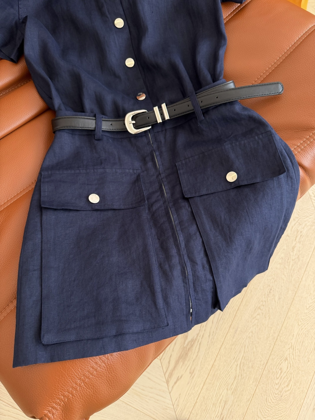 扑面而来的高级感 26ss 藏蓝色工装风亚麻连衣裙 高级感在线 行走的气质感 采用藏蓝色亚麻面料 很重磅