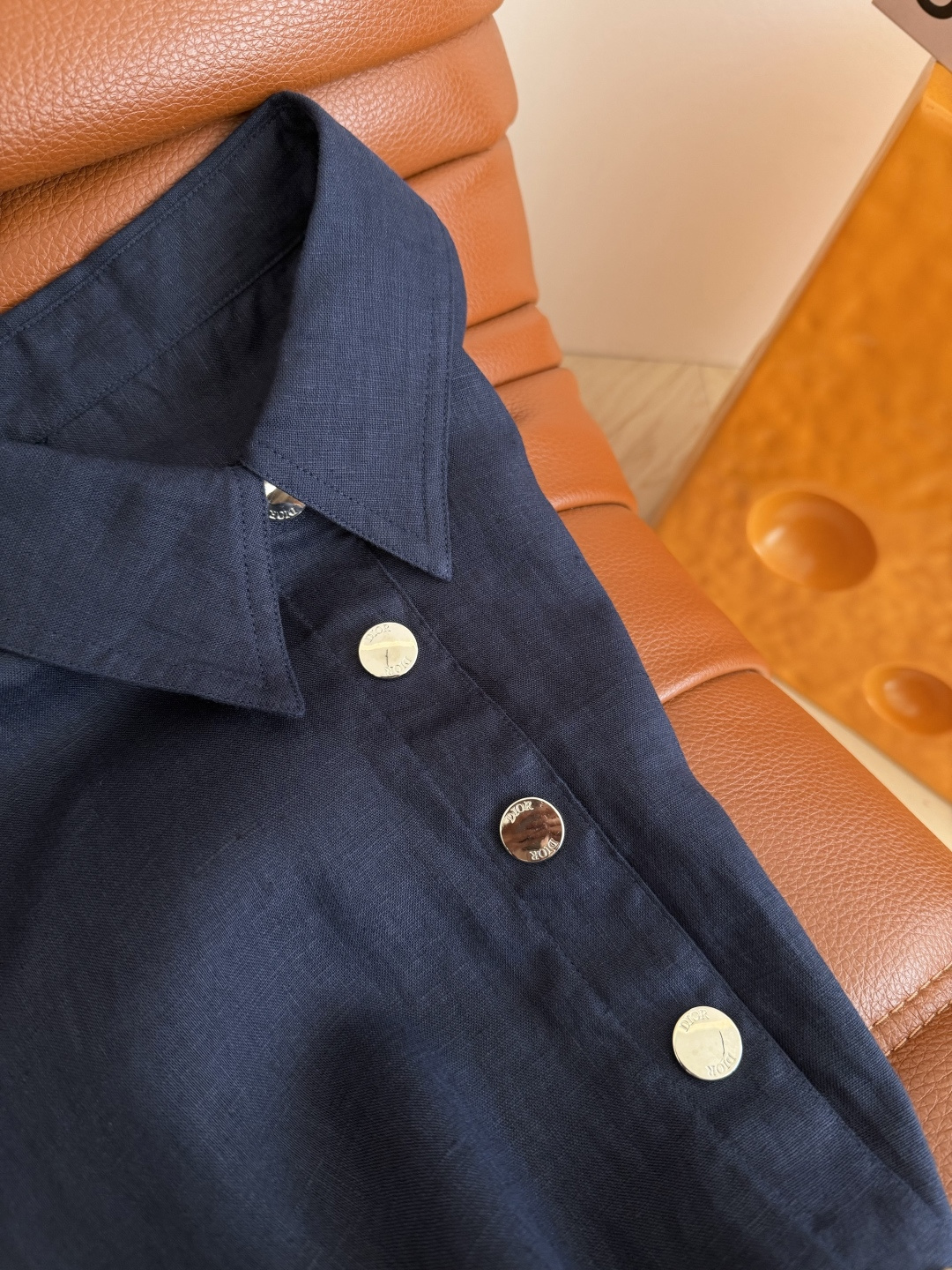 扑面而来的高级感 26ss 藏蓝色工装风亚麻连衣裙 高级感在线 行走的气质感 采用藏蓝色亚麻面料 很重磅