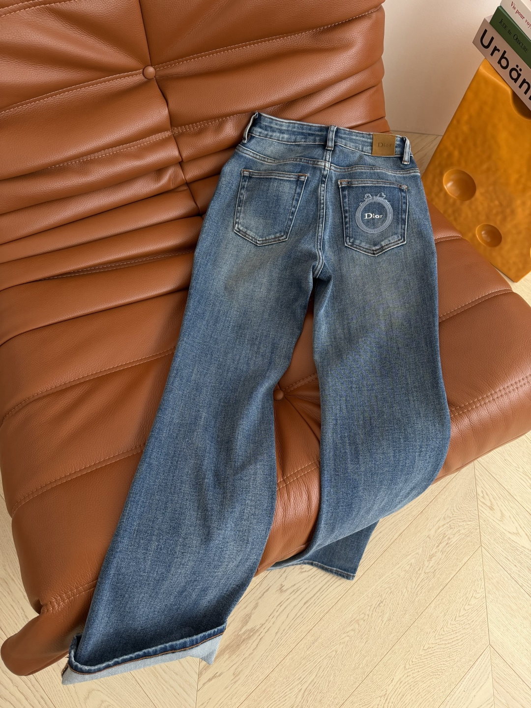 长腿裤子来袭 26新款 徽章图案刺绣微喇牛仔裤 太好穿了 微喇版型就是腿腿的长腿神器 一秒穿出一米八腿精