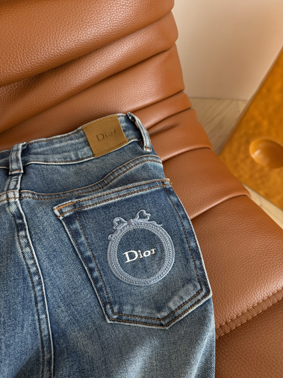 长腿裤子来袭 26新款 徽章图案刺绣微喇牛仔裤 太好穿了 微喇版型就是腿腿的长腿神器 一秒穿出一米八腿精