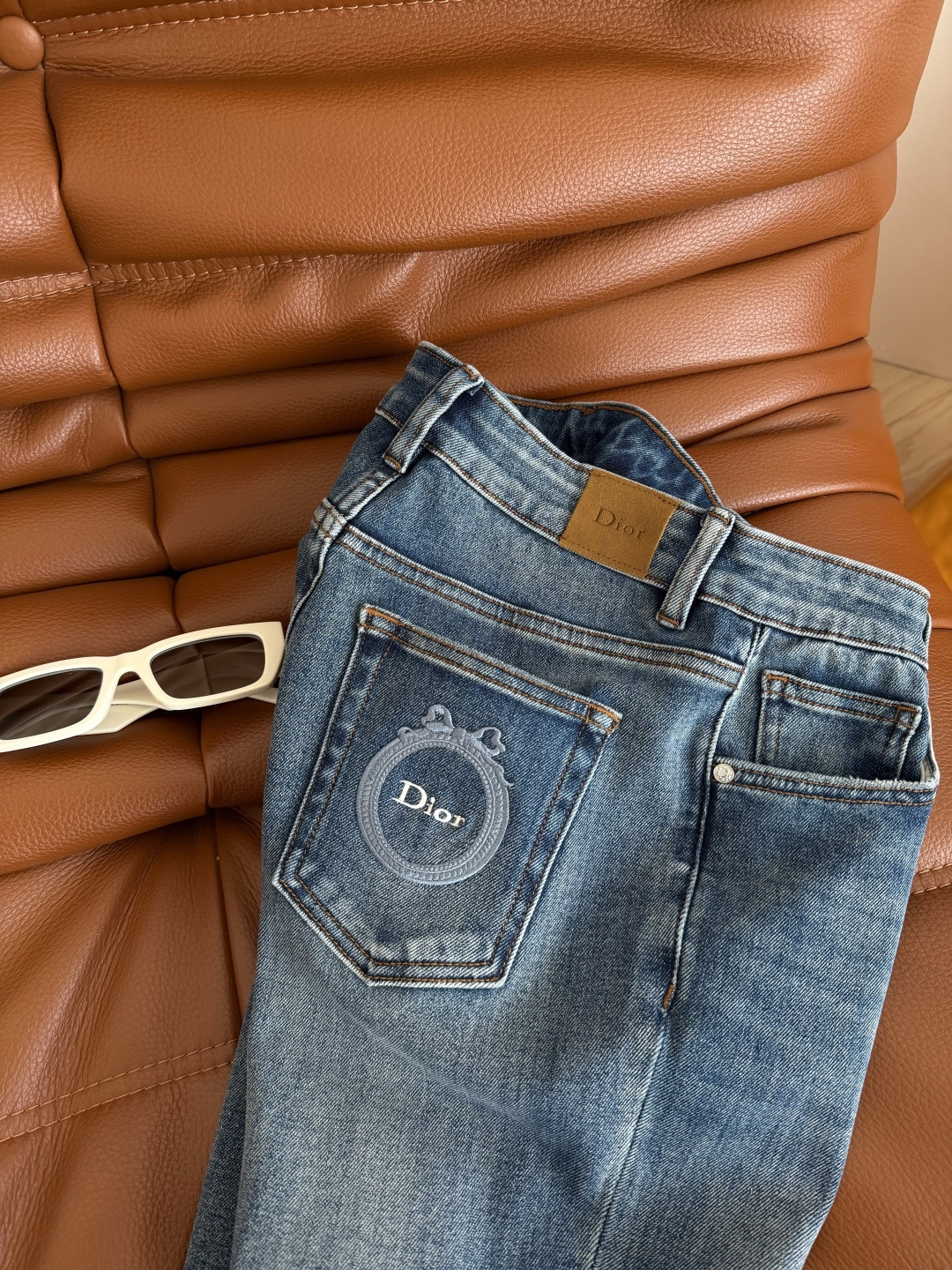 长腿裤子来袭 26新款 徽章图案刺绣微喇牛仔裤 太好穿了 微喇版型就是腿腿的长腿神器 一秒穿出一米八腿精