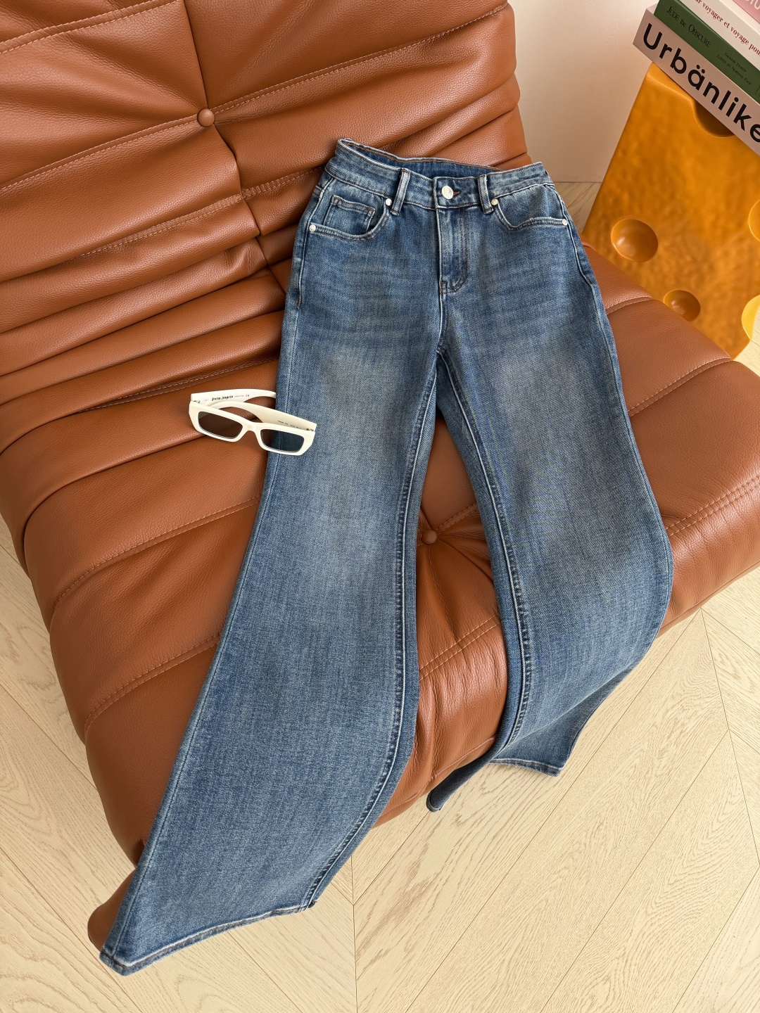 长腿裤子来袭 26新款 徽章图案刺绣微喇牛仔裤 太好穿了 微喇版型就是腿腿的长腿神器 一秒穿出一米八腿精