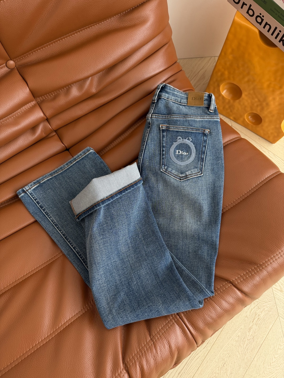 长腿裤子来袭 26新款 徽章图案刺绣微喇牛仔裤 太好穿了 微喇版型就是腿腿的长腿神器 一秒穿出一米八腿精