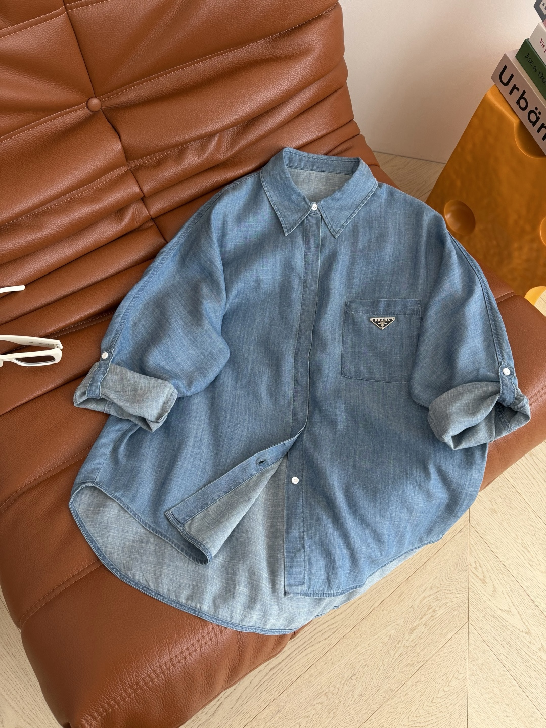 NO:826198,26ss new style denim shirt decorated with triangle logo. Summer vacation sun protection function shirt. Made of imported Tencel denim cotton. Very thin and soft to the touch. Can be worn as a sun protection shirt. The sleeves can be rolled up and turned into three-quarter sleeves. Very practical to wear. Suitable for various concave shapes. Three sizes in one color, Prada-clothing, prada, shirts,1986090926ss新款 三角标装饰牛仔衬衫 夏季度假防晒功能衬衫 采用进口的天丝牛仔棉 非常轻薄 手感软糯 可以当防晒衬衫穿 袖子可以卷边收起来变成五分袖 很实穿 各种凹造型都适合 一色三码,普拉达-服装,prada,shirts,,Women's clothing