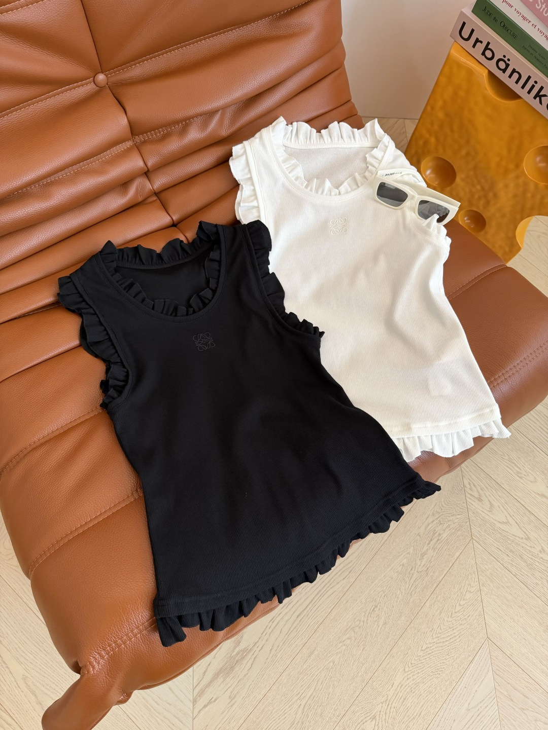 NO:826168,Spring and summer 26 fungus lace spliced ​​vest top. The summer vest is an indispensable item. It is OK whether you are on vacation at the beach or for daily leisure. This one is designed with fungus lace to be more gentle and stylish. Square logo embroidery on the chest. The version is elastic, slim and slim. Two colors and three sizes, Loewe-clothing, loewe,1986090926春夏 木耳花边拼接背心上衣 夏季小背心就是不可缺少的单品 无论是度假海边或者日常休闲都OK 这款搭配了木耳花边设计更加温柔有型 胸前方形logo刺绣 版型有弹性修身显瘦 两色三码,罗意威-服装,loewe,,Women's clothing