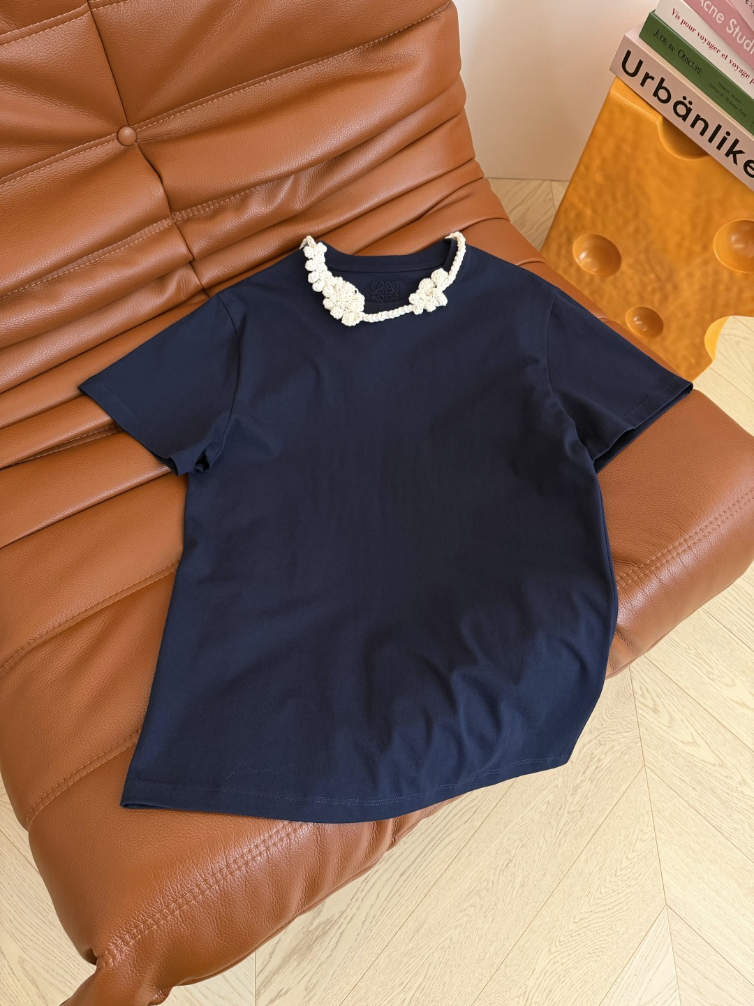 NO:826172,Heavy-duty version. Navy blue T-shirt with coiled flower design on the neck. Customized pure handmade crocheted collar. Very heavy and simple T-shirt with coiled flower design. It looks good, delicate, gentle and elegant. It can be distinguished from ordinary T-shirts. Backup embroidery logo details. Three codes in one color, Loewe-clothing, loewe, tees, t-shirt,19860909重工款 领口盘花设计藏蓝色T恤 定制的纯手工钩花领口 十分重简约的T恤搭配盘花设计 很好看 精致又温柔优雅 可以区别于普通T恤 后备刺绣logo细节 一色三码,罗意威-服装,loewe,tees，t-shirt,,Women's clothing