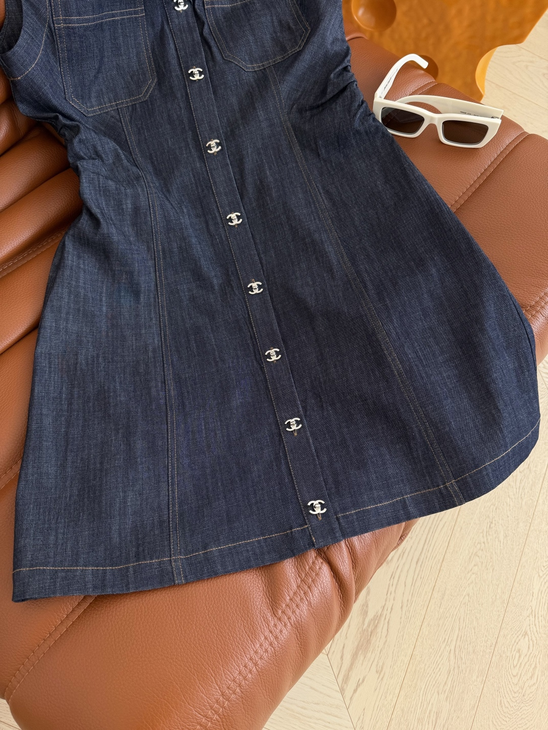 时髦又实穿 26ss 复古Vintage风格~双C银扣装饰牛仔连衣裙 腰部褶皱收腰设计 实穿并且拥有设计