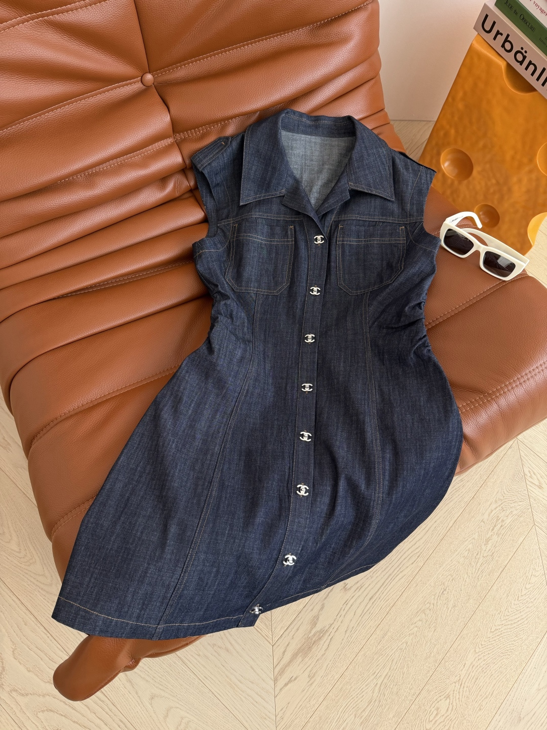 NO:826156,Stylish and practical, 26ss retro Vintage style ~ denim dress with double C silver buttons. Waist pleat design. Practical to wear and has a sense of design. Perfect waist. The pleat design hides the flesh of the waist very well. It has a sense of style. It is not attractive at all. The hem is slightly A. It can be worn in three sizes. One color, Chanel-clothing, chanel, skirts,19860909时髦又实穿 26ss 复古Vintage风格~双C银扣装饰牛仔连衣裙 腰部褶皱收腰设计 实穿并且拥有设计感 完美的收腰 褶皱的设计很好的藏住腰部的肉肉 又很有造型感 完全不挑人 裙摆微A 巨实穿 一色三码,香奈儿-服装,chanel,skirts,,Women's clothing