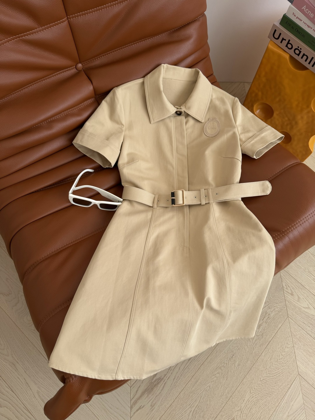NO:826192,Classic badge ~ 26 spring and summer khaki dress decorated with embroidered badges. Classic D-style tailoring. The upper body effect is beyond the piece. D-style aesthetic design. Versatile khaki color. Matched with a belt design. The waist is slimmed down. The length is above the knee. The least picky version for people to wear. Three sizes in one color, Dior-clothing, dior, skirts,19860909经典徽章～26春夏 刺绣徽章装饰卡其色连衣裙 经典的D式剪裁 上身效果超出片 D式美学设计 百搭的卡其色 搭配了腰带设计 收腰显瘦 长度在膝盖以上 最不挑人实穿的版型 一色三码,迪奥-服装,dior,skirts,,Women's clothing
