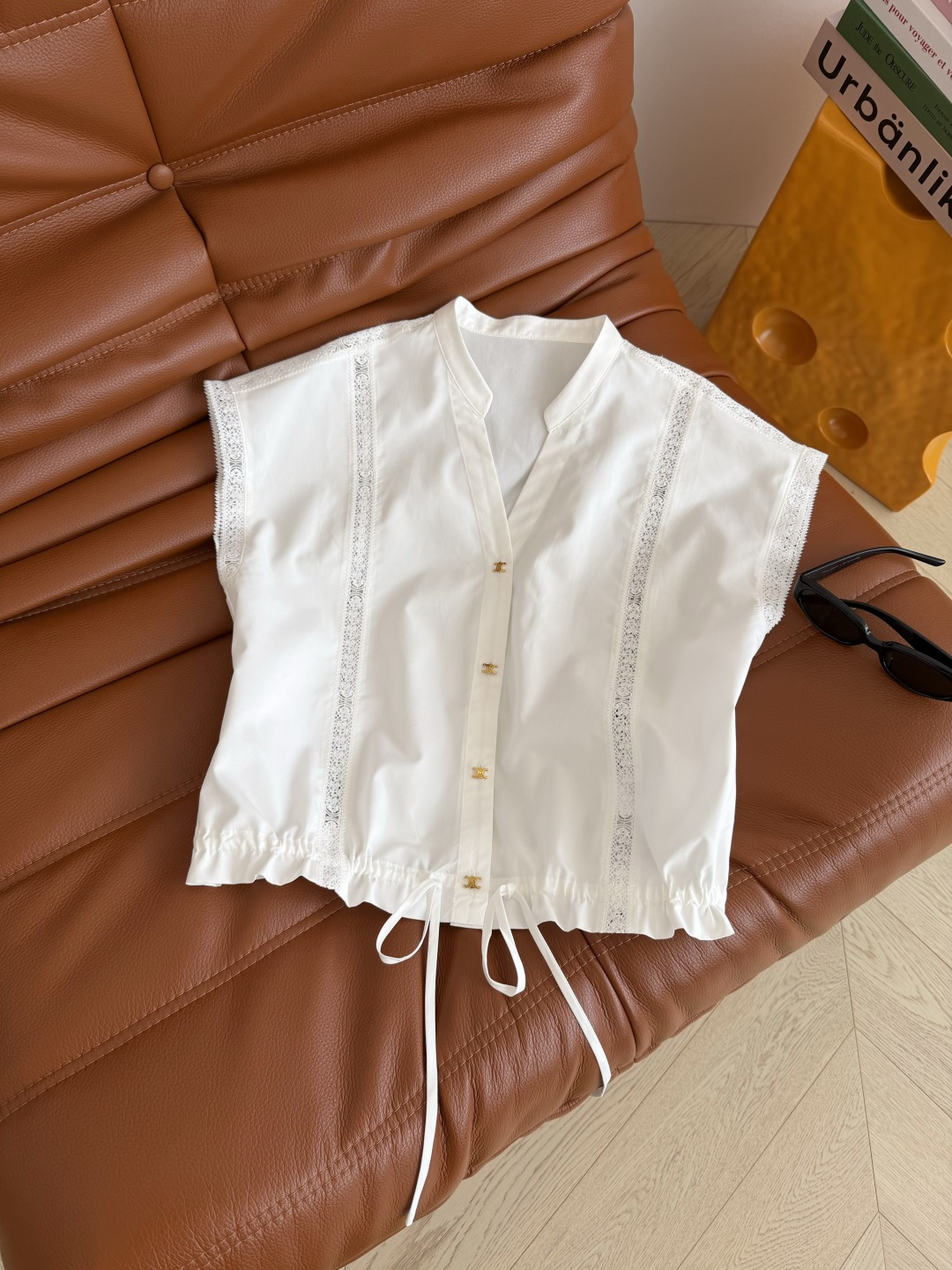 NO:826184,26ss Arc de Triomphe hollow lace splicing shirt. A very design shirt. The design of wide shoulders and small flying sleeves plus a small V-neck design is very good at modifying the neck and shoulder lines. The cuffs and body are made of Arc de Triomphe pattern hollow lace splicing. The stitching process of broken seams is online. The lace-up design on the hem looks good in three sizes of one color. Celine-clothing, celine, shirts,1986090926ss 凯旋门镂空蕾丝拼接衬衫 很有设计感的一件衬衫 宽肩小飞袖的设计 再加上小V领设计 很好的修饰颈脖和肩部线条 袖口和衣身采用凯旋门图案镂空蕾丝拼接 破缝拼接工艺感在线 下摆系带设计 敲好看一色三码,赛琳-服装,celine,shirts,,Women's clothing