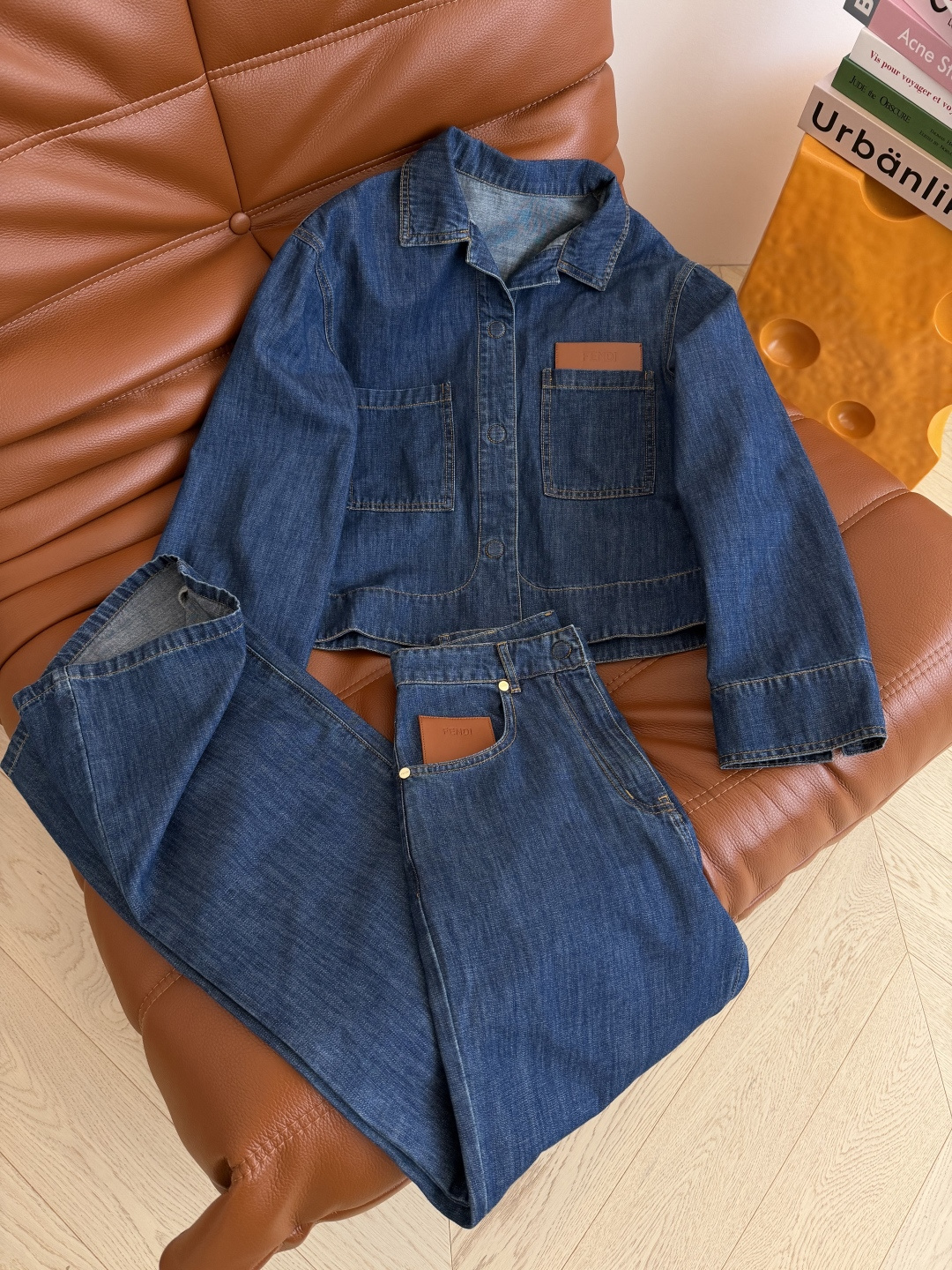 NO:826175,26 new series A series of leather brand decorated denim with a series of matching dresses/jackets/trousers/shorts/skirts. A series that can be matched at will. A must-have light denim for summer. It is fashionable no matter how you wear it. It is OK whether it is matched in a set or worn separately. A perfect versatile king. One color and three sizes. Dress, coat, trousers 270, shorts 245, skirt, Fendi-clothing, fendi, skirts, shorts, jackets & coats,1986090926新款系列 皮牌装饰牛仔一系列搭配 连衣裙/外套/长裤/短裤/半裙 一系列可以随意搭配 夏季必备轻薄牛仔 怎么穿都时髦 不管是成套搭配或者分开穿都OK 妥妥的百搭王 一色三码 连衣裙 外套 长裤270 短裤245 半裙,芬迪-服装,fendi,skirts,shorts,jackets & coats,,Women's clothing