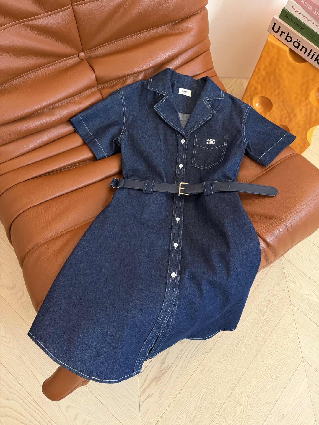NO:826167,26 new style denim dress with Arc de Triomphe logo embroidery, contrasting topstitching, fashionable online skirt, one-piece matching for daily outings, suit lapel design, Arc de Triomphe logo embroidered on the pocket, paired with a belt design, waist slimming, daily wear style online, one color three codes, Celine-clothing, celine, skirts, business suit,1986090926新款 凯旋门logo刺绣牛仔连衣裙 撞色明线勾勒 时髦感在线的裙子 日常出街一件式搞定搭配 西装翻领设计 口袋上刺绣凯旋门logo 搭配了腰带设计 收腰显瘦 日常穿造型感在线 一色三码,赛琳-服装,celine,skirts,business suit,,Women's clothing