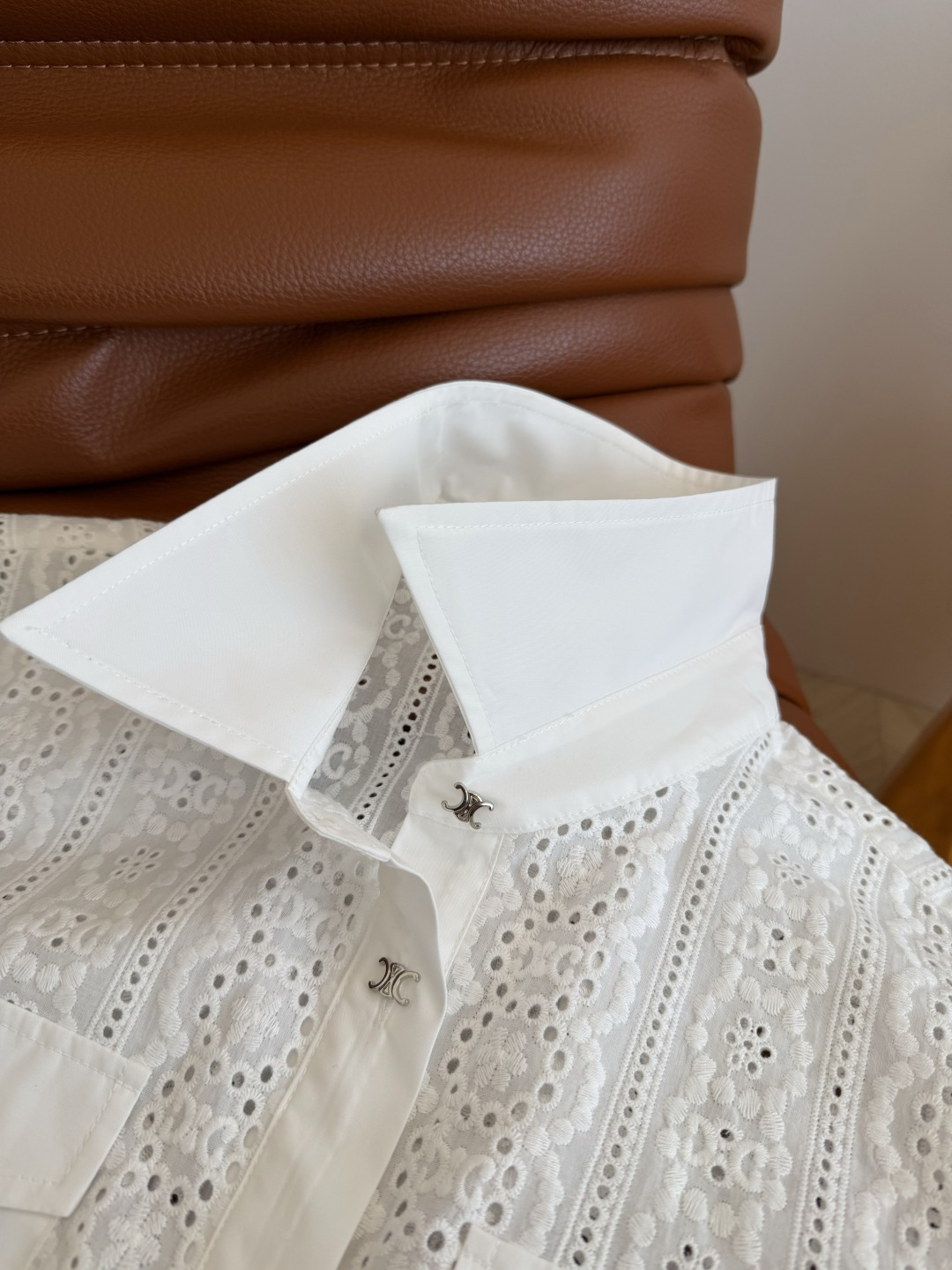 重工镂空刺绣凯旋门面料～26ss 凯旋门银扣装饰衬衫 重工时髦感 宽肩小飞袖设计 遮住手臂肉肉又能修饰肩