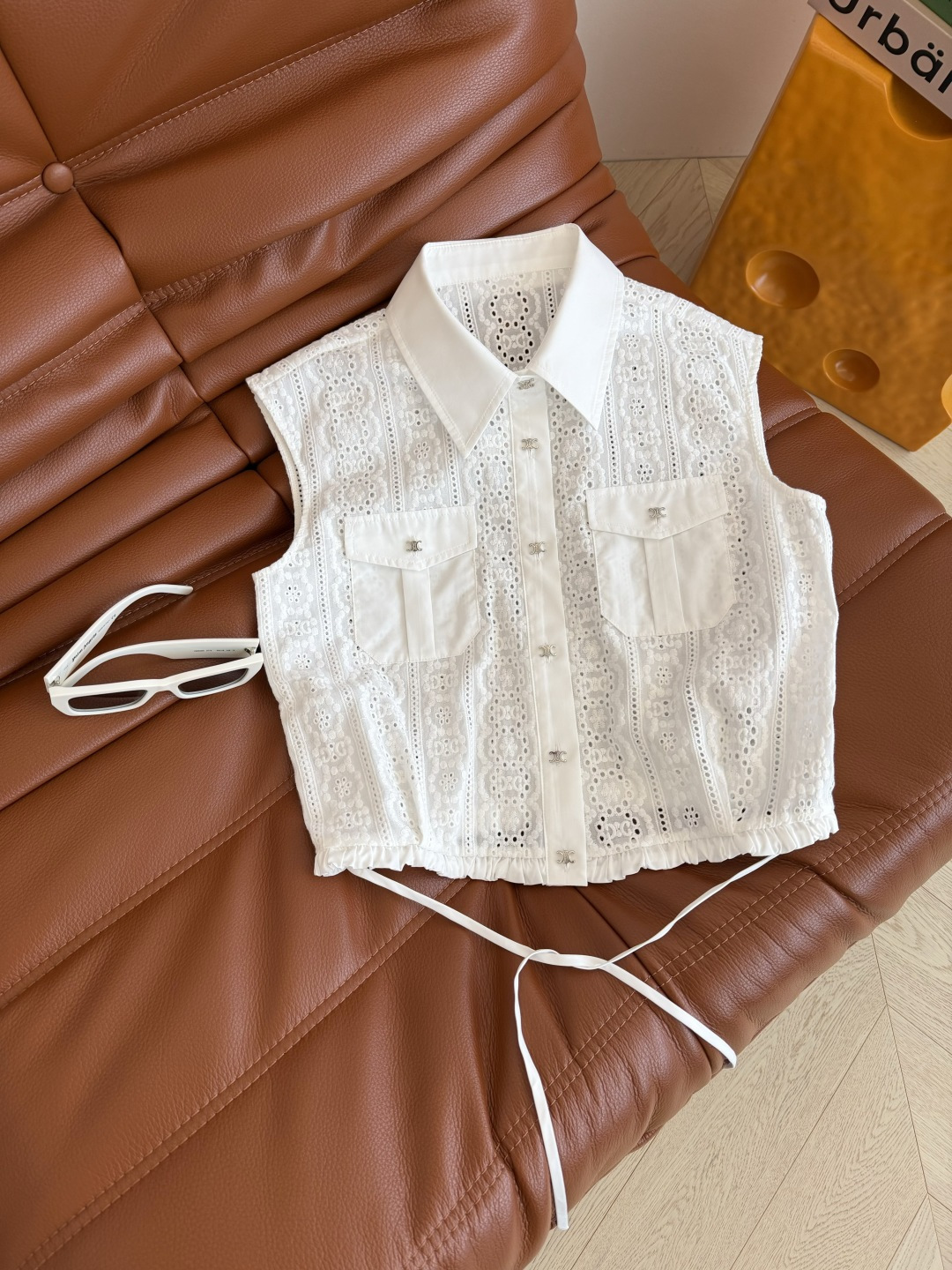 NO:826162,Heavy industry hollow embroidered Arc de Triomphe fabric ~ 26ss Arc de Triomphe silver button decorated shirt. Heavy industry fashion sense. Wide shoulders and small flying sleeve design. It covers the flesh of the arms and can modify the shoulder line. Hollow embroidery details. It is heavy industry and has a sense of detail. It is refreshing and breathable in summer. A must-have item for going out. Three codes in one color, Celine-clothing, celine, shirts,19860909重工镂空刺绣凯旋门面料～26ss 凯旋门银扣装饰衬衫 重工时髦感 宽肩小飞袖设计 遮住手臂肉肉又能修饰肩线 镂空刺绣细节 很重工又有细节感 夏季清爽透气 出街必备单品 一色三码,赛琳-服装,celine,shirts,,Women's clothing