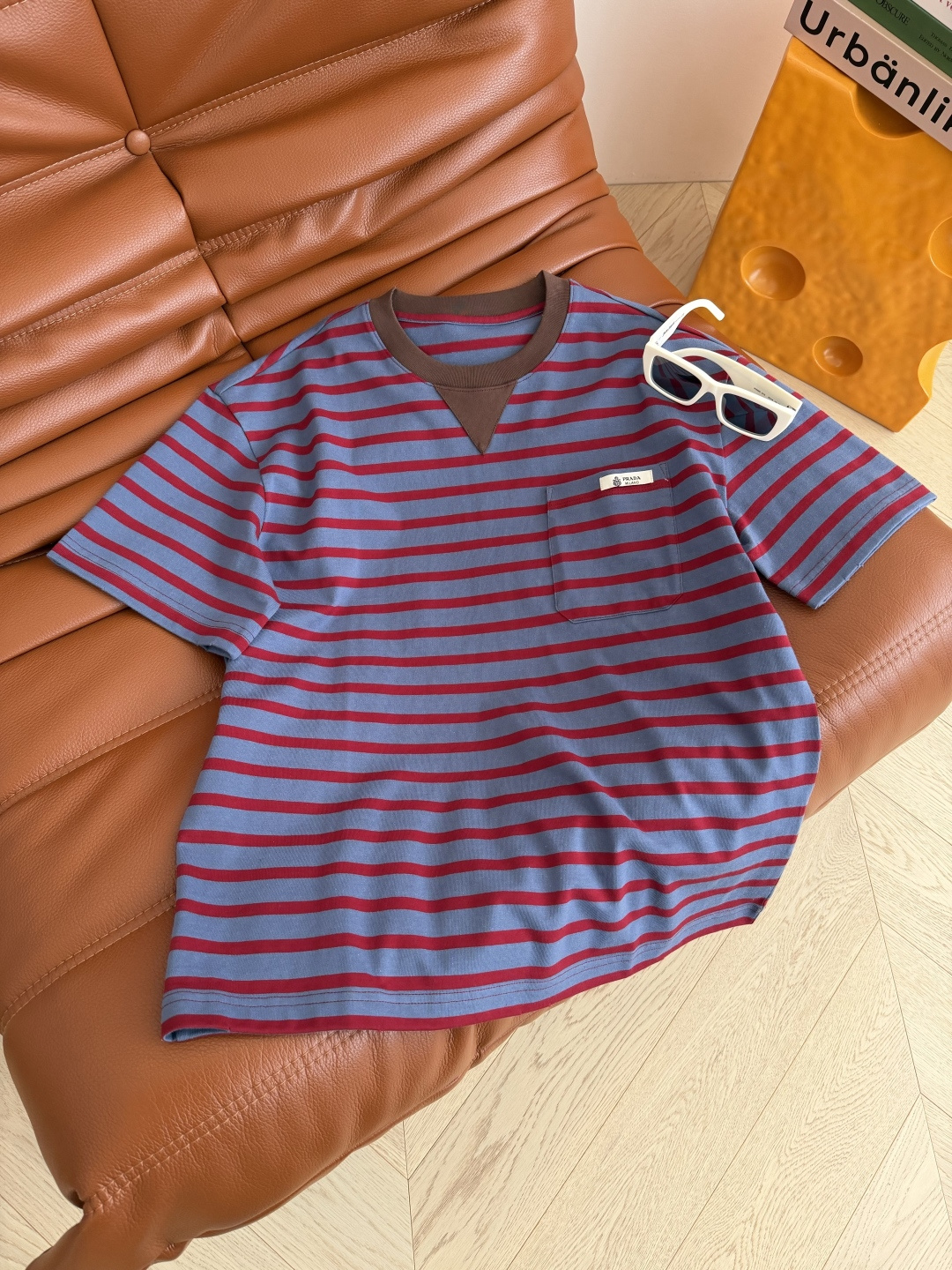 NO:826158,Super nice striped color scheme. Logo-decorated striped T-shirt. Loose silhouette. Suitable for any figure. Covers the flesh and looks slim. The striped color scheme is very beautiful. Super white. The neckline and hem are made with hand-cut holes. One color, three sizes, Prada-clothing, prada, tees, t-shirt,19860909超好看的条纹配色 徽标装饰条纹T恤 宽松廓形感剪裁 不管什么身材都可以驾驭 遮肉显瘦 条纹配色很好看 超级显白 领口和下摆是手剪破洞工艺 一色三码,普拉达-服装,prada,tees，t-shirt,,Women's clothing