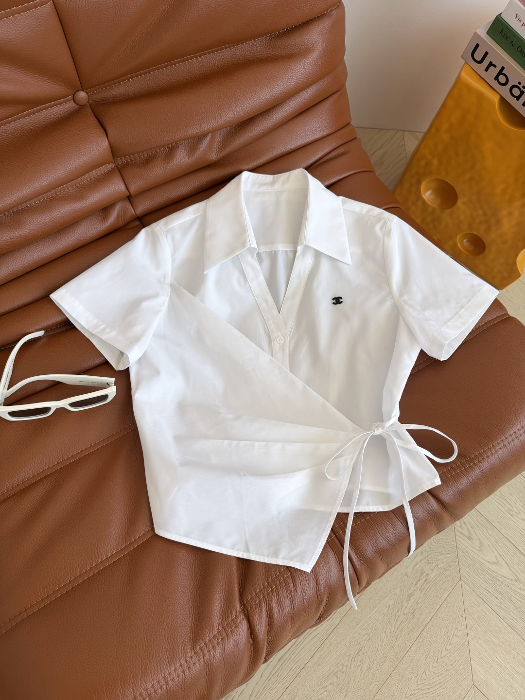 NO:826155,The same style as the blogger. Super design shirt. Irregular patchwork lace design white shirt. It has its own design attributes. It is very eye-catching for daily use. Heavy-duty irregular patchwork tailoring. Side laces to tighten the waist. The elasticity can be adjusted freely. It is easy to wear with a perfect sense of proportion. Small CC metal decoration. High-end look. Three sizes in one color, Chanel - clothing, chanel, shirts,19860909博主同款 超有设计感衬衫 不规则搭片式系带设计白衬衫 自带设计感属性 日常超吸睛 重工的不规则搭片剪裁 侧边系带收腰 可以自由调节松紧 轻松穿出完美比例感 小CC金属装饰 高级感Look 一色三码,香奈儿-服装,chanel,shirts,,Women's clothing