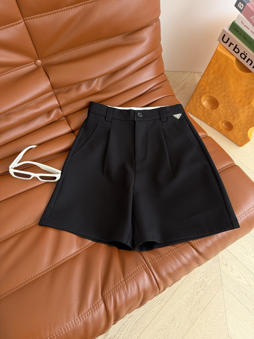 NO:826151,C-position long-leg pants 26ss three-quarter pants with triangle logo decoration. Exquisite small A wide-leg version. The upper body covers the crotch and makes you slim. Very tolerant. It has a sense of pigeon legs. The quarter length stretches the proportion of the legs to the longest. It is practical and versatile. The waist is decorated with triangle logo. The waistband is also very exquisite. Two colors and four sizes, Prada - Clothing, prada,19860909C位长腿裤 26ss 三角标装饰五分裤 精致小A阔腿版型 上身遮胯显瘦 很有包容性 有种鸽子腿即视感 四分的长度将双腿比例拉到最长 妥妥的实穿和百搭王 腰部三角标装饰 腰里做法也很精致 两色四码,普拉达-服装,prada,,Women's clothing