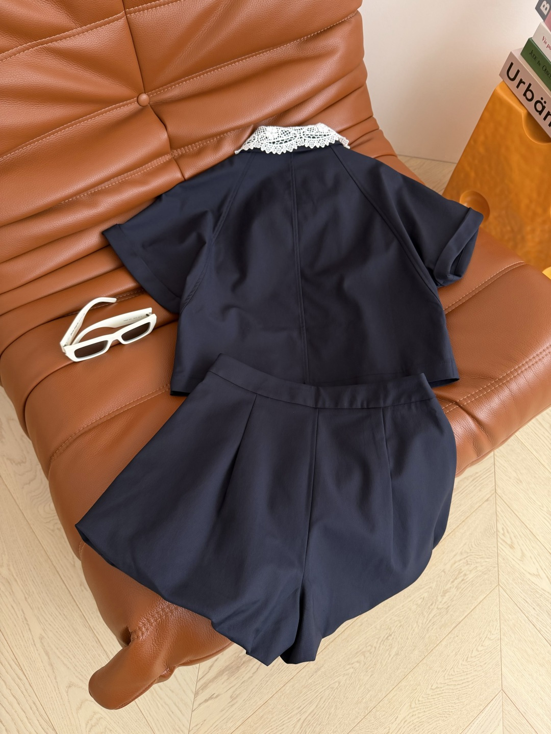 高级感套装 26ss 双层领子设计套装 超绝的一套搭配 蕾丝双层领上衣+花苞设计短裤 一套上身超有型 花