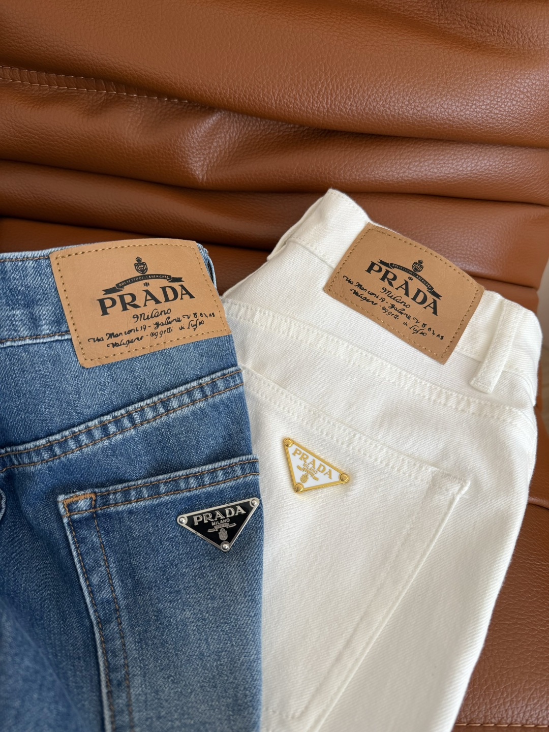人手必备牛仔裤 26🆕🆕三角标装饰阔腿直筒牛仔裤 上身就是超模腿 巨显腿长 一点也不夸张 属于随便搭配都