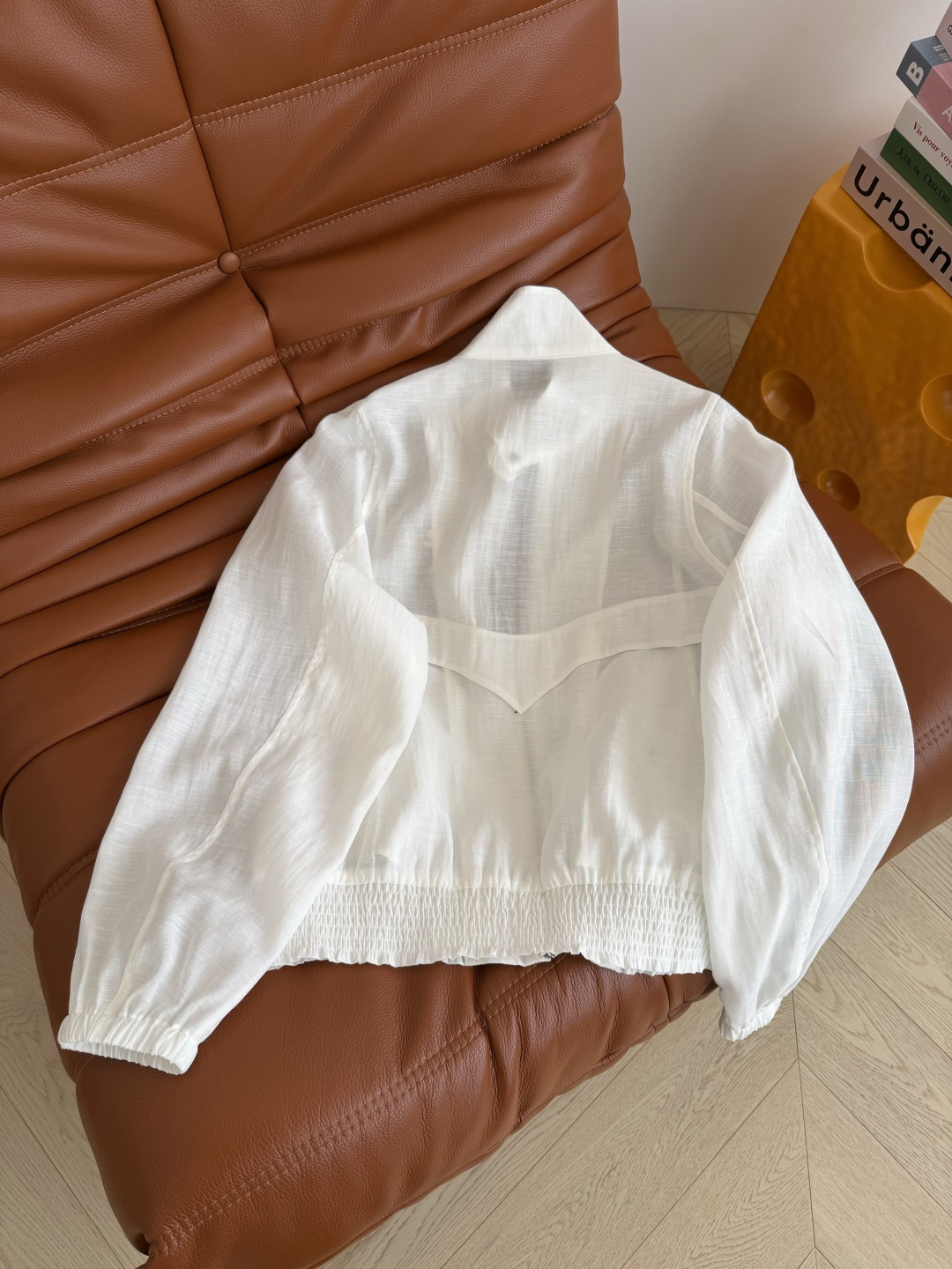 夏日必备 26ss 夏季度假出街亚麻防晒衫 胸前刺绣logo装饰 下摆重工打揽细节 版型是廓形夹克剪裁 
