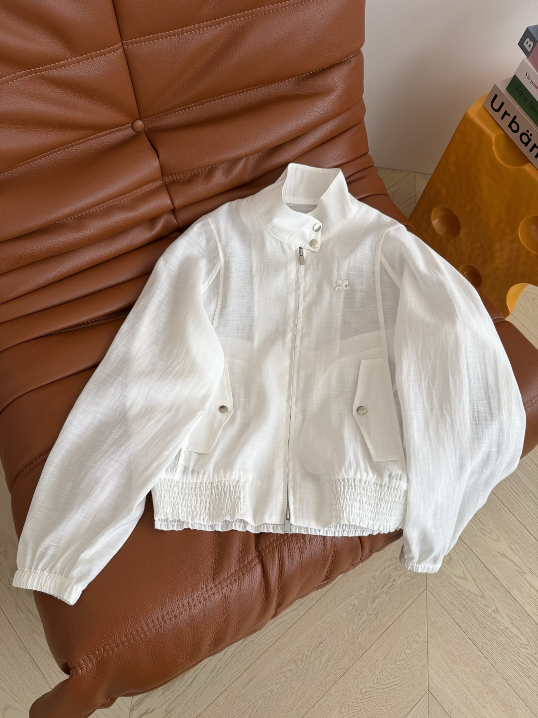 夏日必备 26ss 夏季度假出街亚麻防晒衫 胸前刺绣logo装饰 下摆重工打揽细节 版型是廓形夹克剪裁 