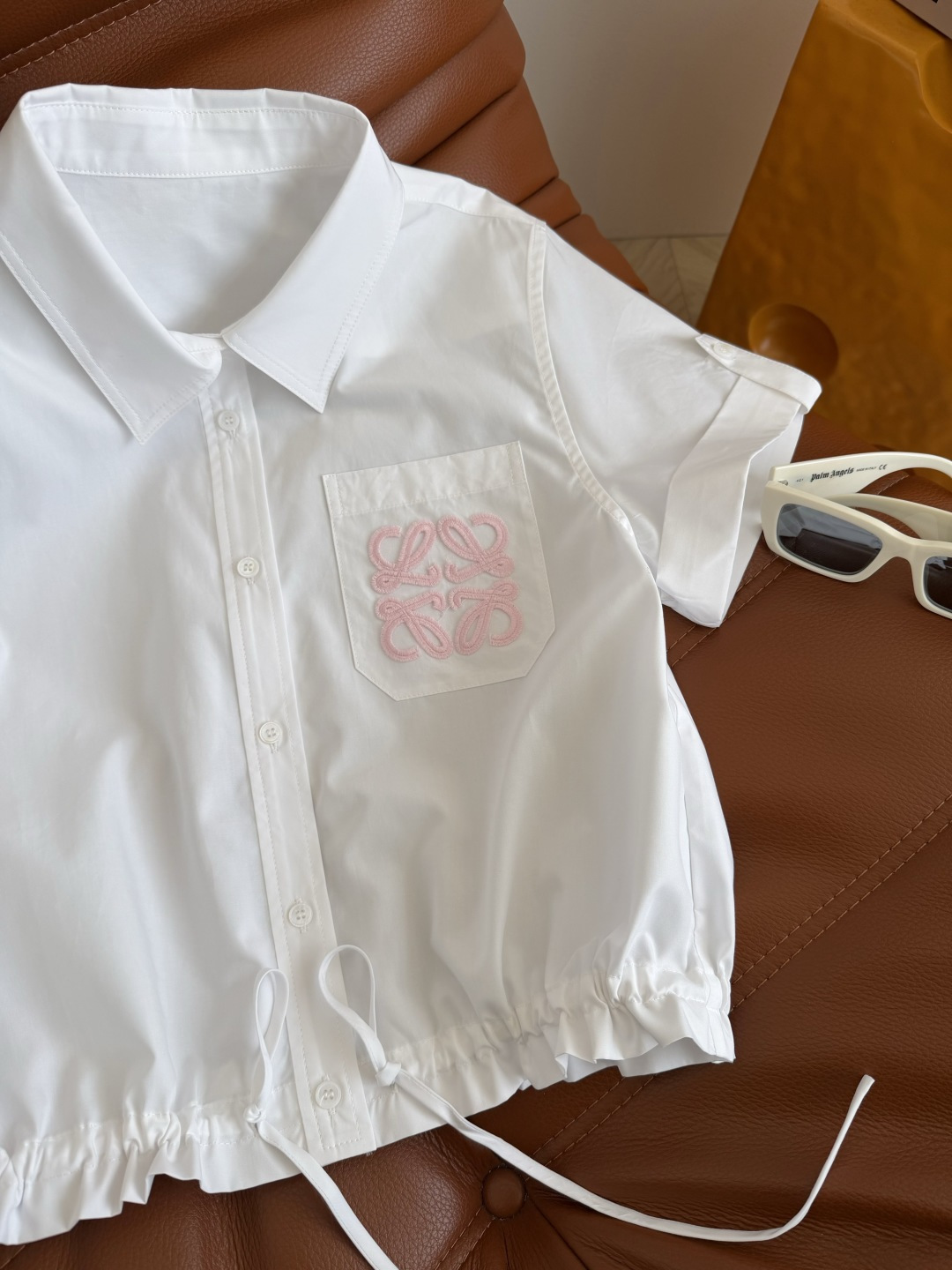 配色超好看 26ss 粉色立体刺绣logo装饰衬衫 粉色logo配色太好看了啊 采用重工的立体毛线刺绣 