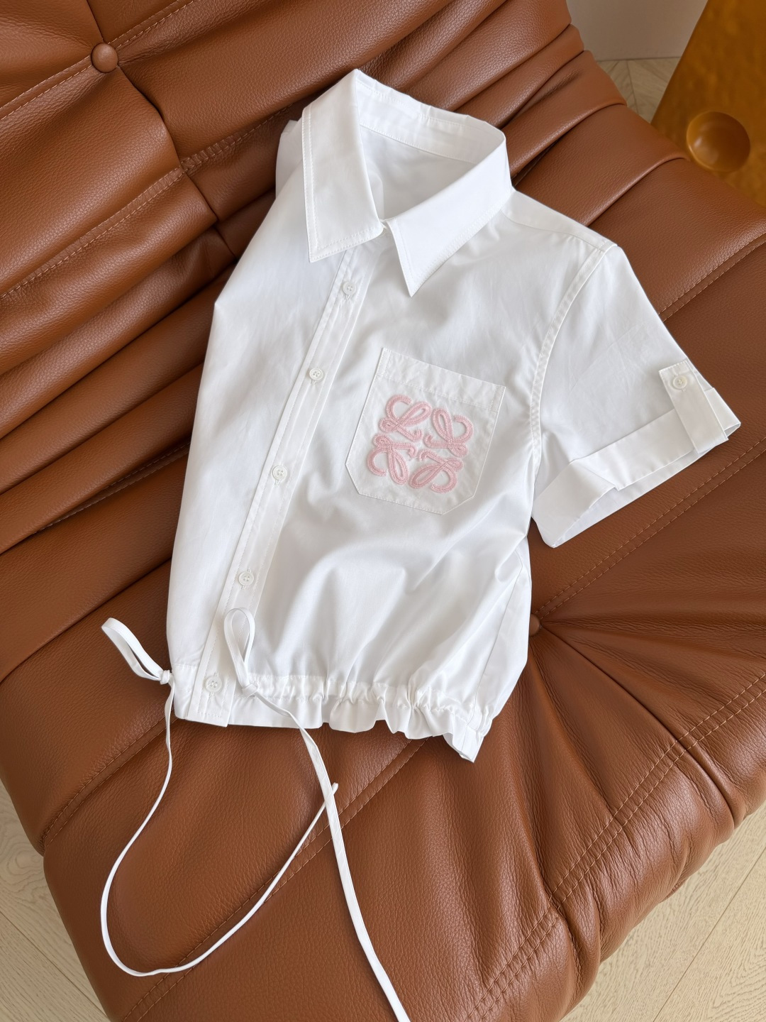 配色超好看 26ss 粉色立体刺绣logo装饰衬衫 粉色logo配色太好看了啊 采用重工的立体毛线刺绣 