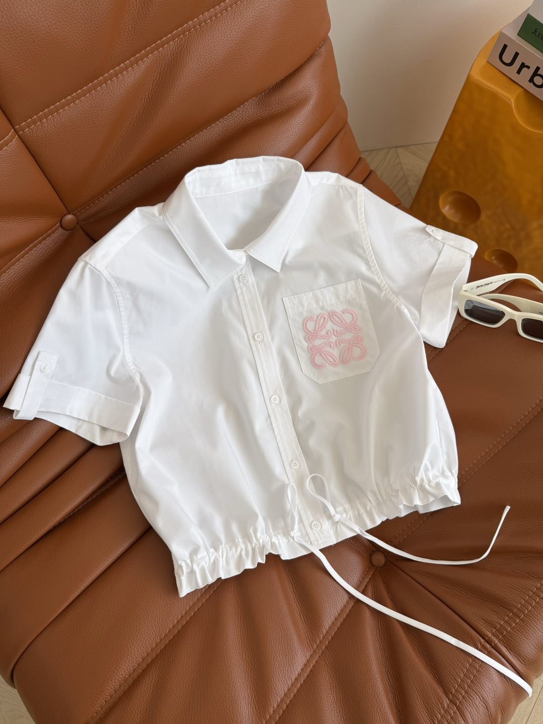 配色超好看 26ss 粉色立体刺绣logo装饰衬衫 粉色logo配色太好看了啊 采用重工的立体毛线刺绣 