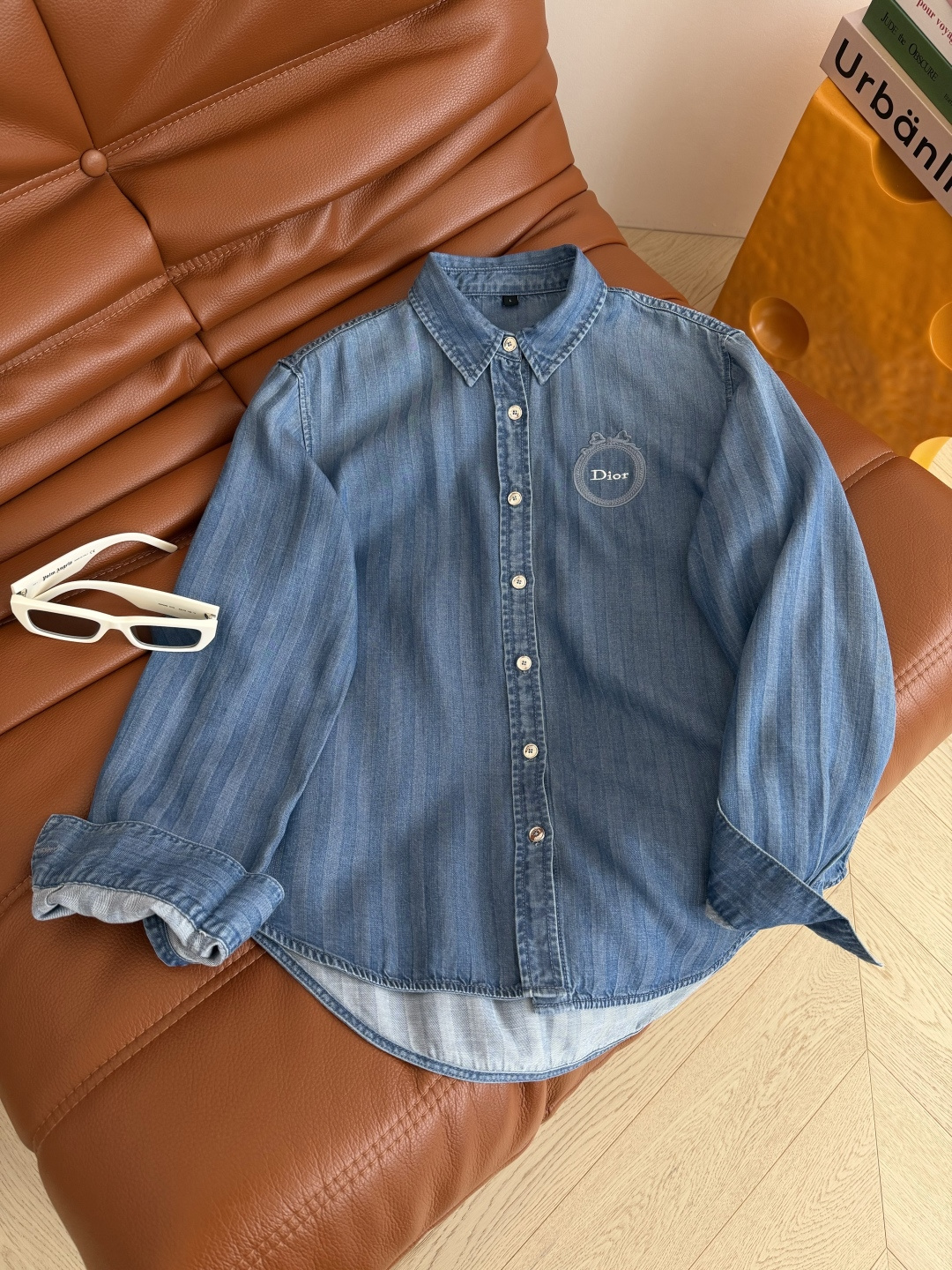 NO:826166,26ss badge pattern embroidered denim shirt. Heavy-duty gradient washed striped denim. Very craftsmanship. Made of imported lyocell denim fabric. Light and soft to the touch. Can be worn as a sun protection shirt or in an air-conditioned room. It is also needed for various concave shapes when going out. Embroidered badge decoration on the chest. Three codes in one color, Dior-clothing, dior, shirts,1986090926ss徽章图案刺绣牛仔衬衫 重工渐变洗水条纹牛仔 很有工艺感 采用进口的莱赛尔牛仔面料 轻薄软糯手感 可以当防晒衬衫或者空调房穿 出街各种凹造型也很需要 胸前刺绣徽章装饰 一色三码,迪奥-服装,dior,shirts,,Women's clothing