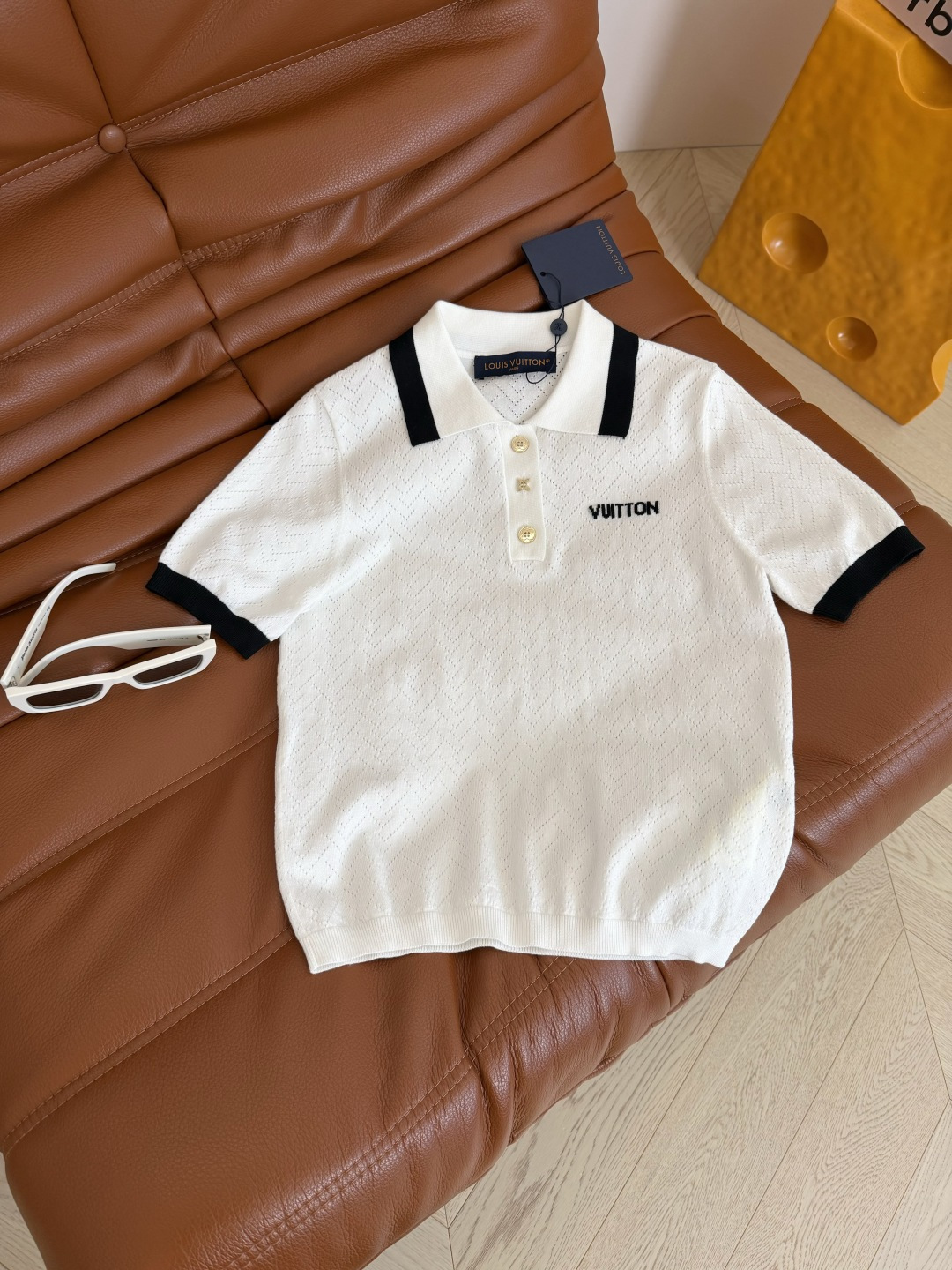 NO:826163,26ss heavy-duty wavy pattern hollow design knitted top Polo lapel design Simple and elegant design with classic black and white contrasting colors Presbyopic metal buttons Jacquard letter logo on the chest Very detailed sense Simple and versatile Look Refreshing and breathable in summer Three codes in one color, Louis Vuitton-clothing, louis vuitton,1986090926ss 重工波浪纹镂空设计针织上衣 Polo翻领设计 简约又大气的设计感 搭配了经典的黑白撞色 老花金属扣子 胸前字母logo提花 很有细节感 简约百搭的Look 夏季清爽透气 一色三码,路易威登-服装,louis vuitton,,Women's clothing