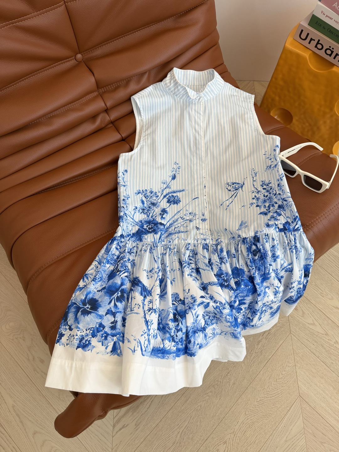 26春夏新品 丛林花卉系列印花连衣裙 浪漫优雅 是一条集日常和度假为一体的裙子 上身经典有型 领口小翻领