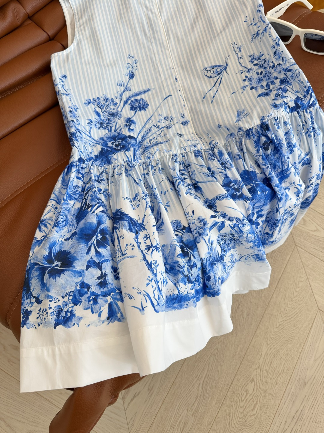26春夏新品 丛林花卉系列印花连衣裙 浪漫优雅 是一条集日常和度假为一体的裙子 上身经典有型 领口小翻领