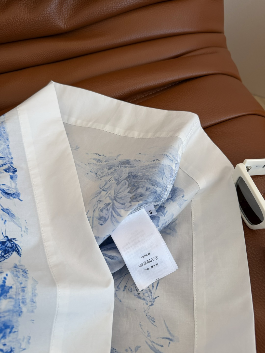 26春夏新品 丛林花卉系列印花连衣裙 浪漫优雅 是一条集日常和度假为一体的裙子 上身经典有型 领口小翻领
