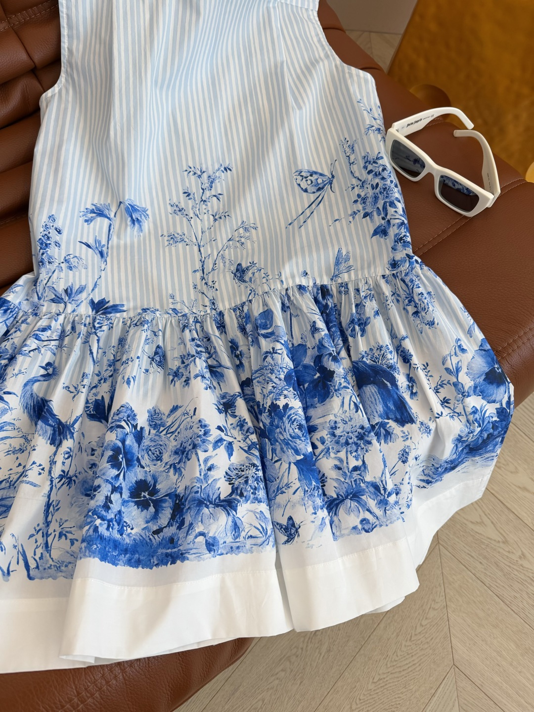 26春夏新品 丛林花卉系列印花连衣裙 浪漫优雅 是一条集日常和度假为一体的裙子 上身经典有型 领口小翻领