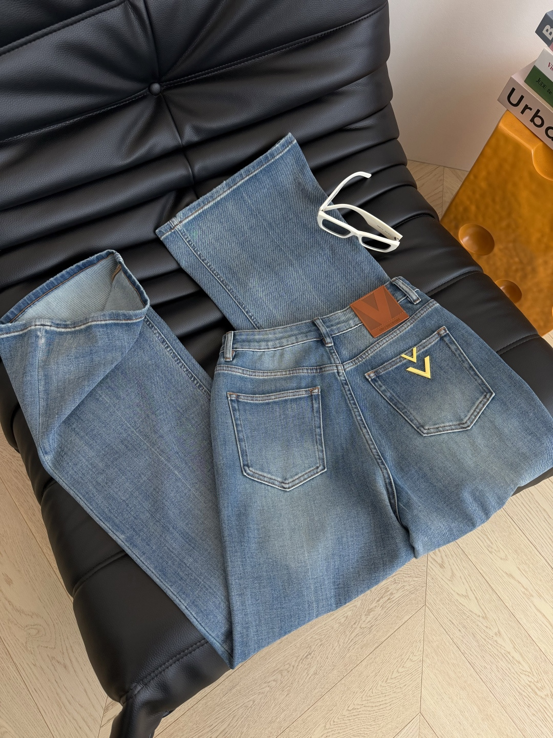 长腿必备牛仔裤 26新品 双V系列新款牛仔裤 双V金属设计低调又有辨识度 高级感在线 纯手工镶嵌双V口袋