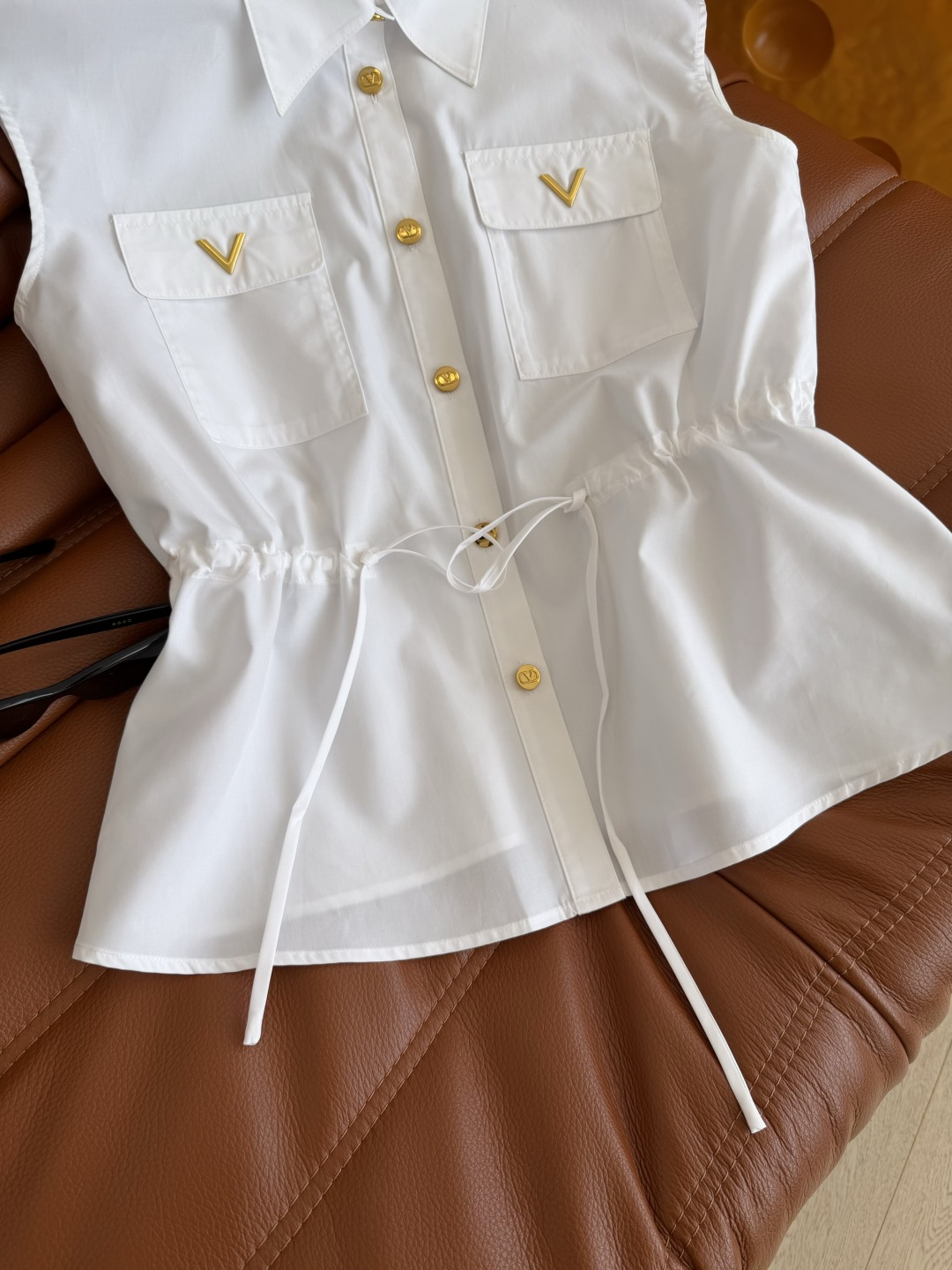 休闲造型感 26🆕🆕 v扣金属装饰收腰衬衫 宽肩小飞袖设计 连肩延伸下来的小飞袖特别藏肉 遮住手臂肉肉不