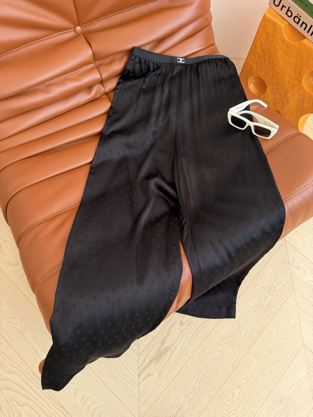 夏季凉凉裤来袭 26新款 凯旋门提花面料垂垂裤 夏季必备款 轻薄凉感 上身仿若无物 很舒服 触身凉感 很