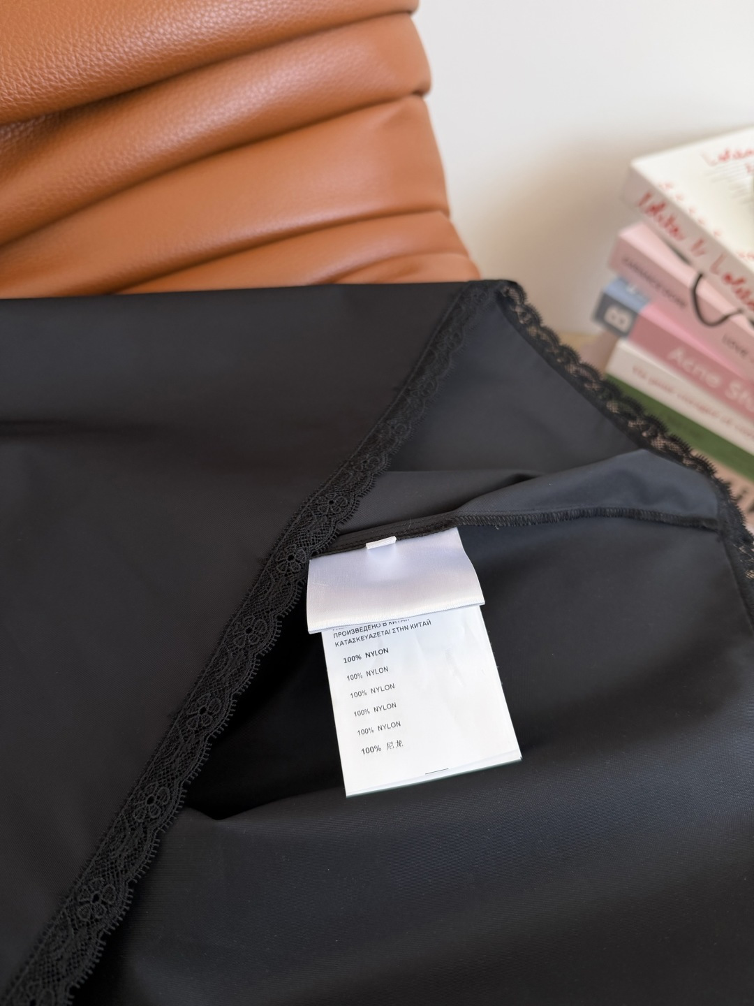 明星同款 三角标装饰尼龙吊带连衣裙 时髦必备款 可以单穿或者搭配T恤背心叠穿 巨有时髦感 蕾丝边拼接设计