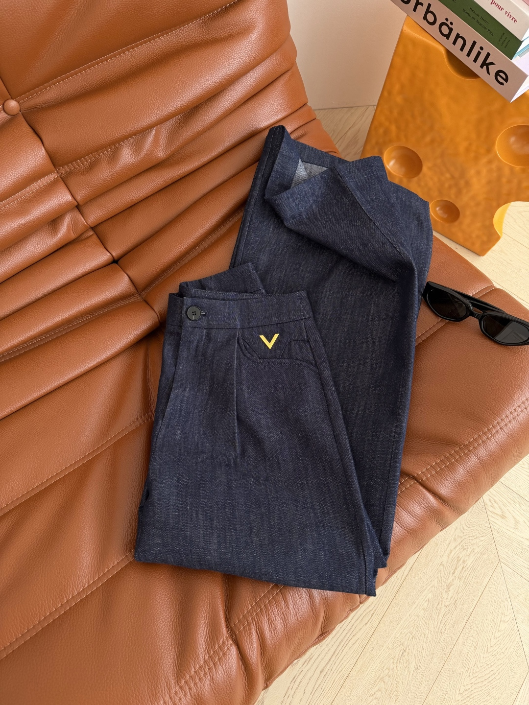 百搭系列 26新品🆕🆕双V金属装饰原色牛仔裤 日常百搭休闲有型 好穿好搭配的一条裤子 采用含亚麻成分轻薄