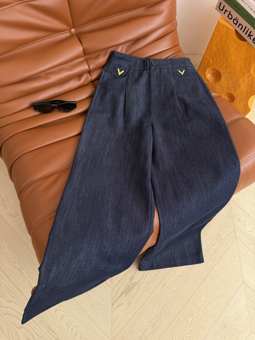 百搭系列 26新品🆕🆕双V金属装饰原色牛仔裤 日常百搭休闲有型 好穿好搭配的一条裤子 采用含亚麻成分轻薄