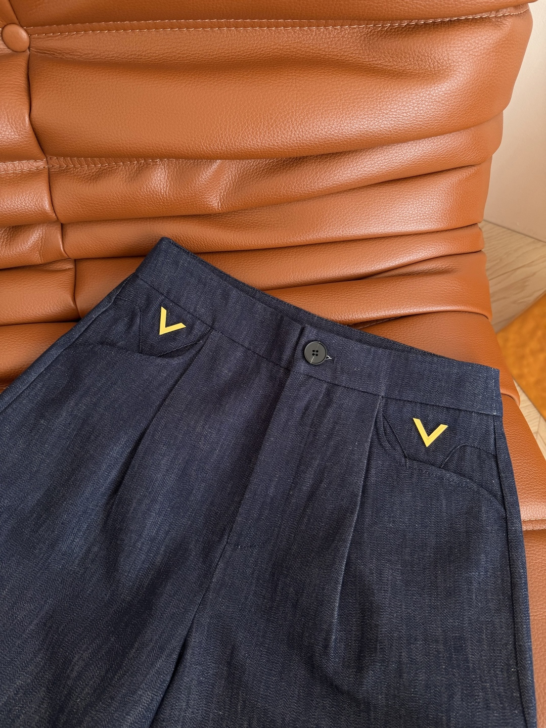 百搭系列 26新品🆕🆕双V金属装饰原色牛仔裤 日常百搭休闲有型 好穿好搭配的一条裤子 采用含亚麻成分轻薄