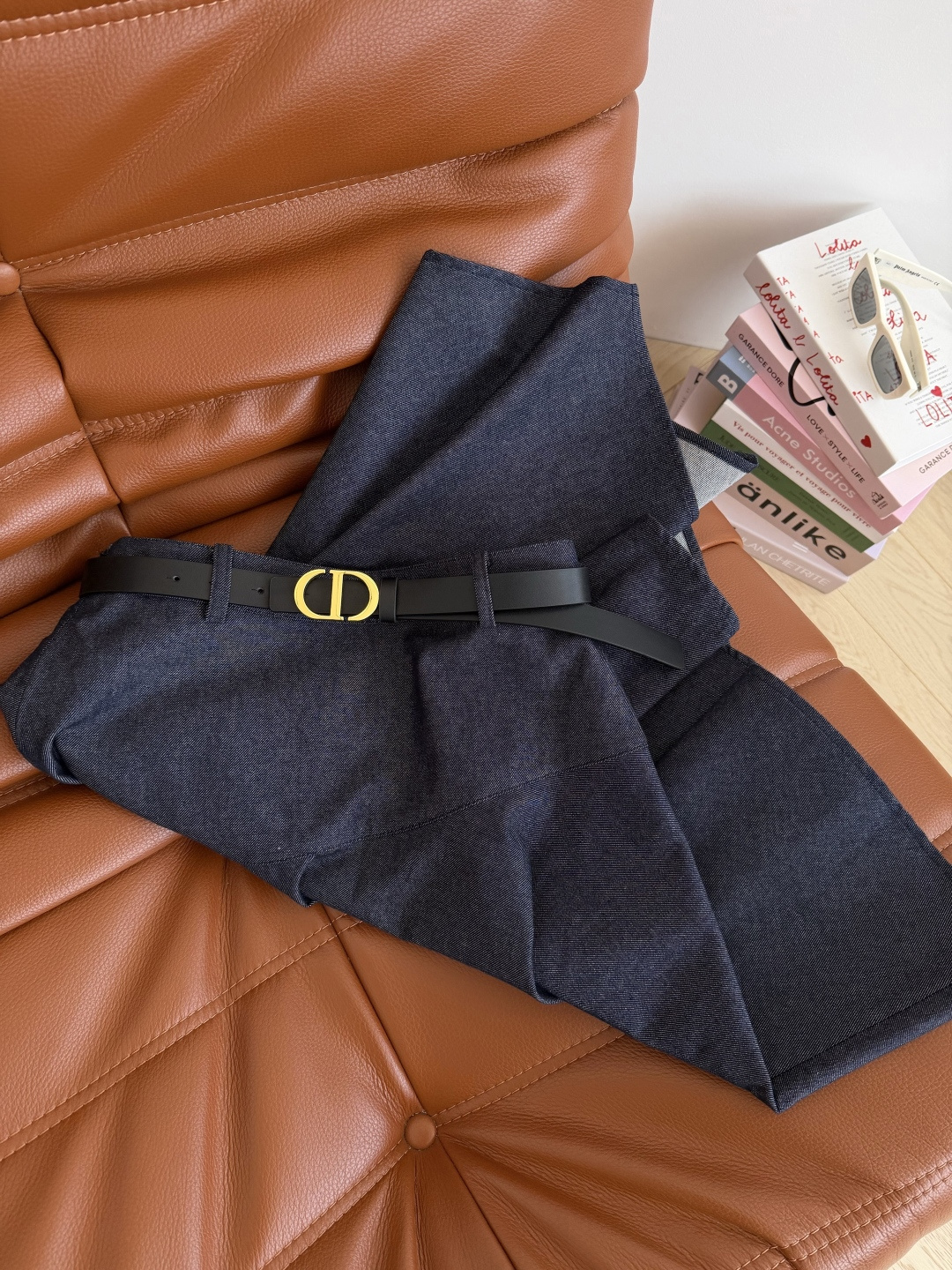 长腿系列半裙 26春夏 CD腰带装饰不规则牛仔半裙 由长短不一的斜边不规则剪裁裙摆 上身妥妥的长腿精效果