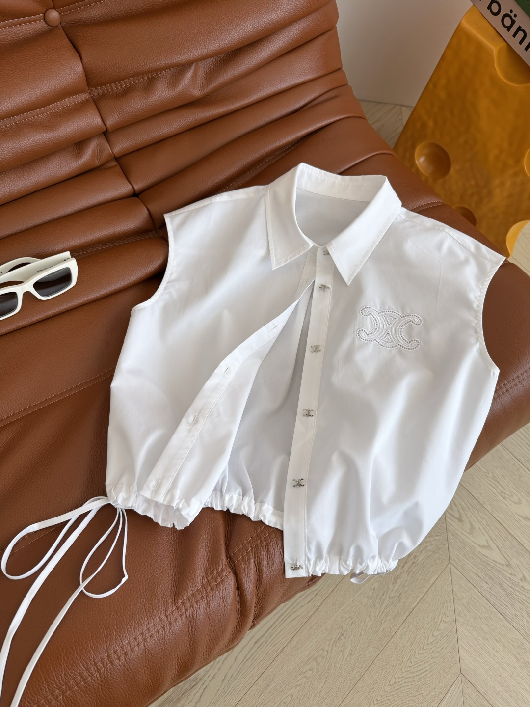 镂空凯旋门刺绣～双侧抽绳绑带设计衬衫 宽肩小飞袖设计 肩连袖盖住手臂最粗的部份 遮肉效果Max 下摆绑带