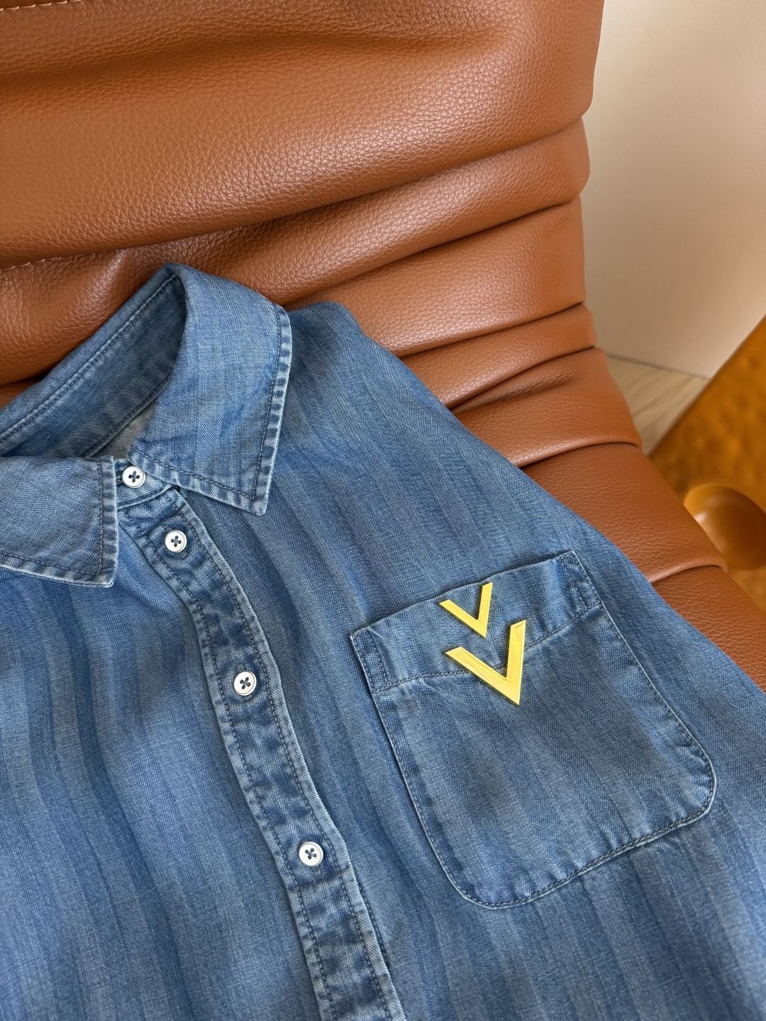 美式休闲 26ss🆕🆕双V金属装饰牛仔衬衫 夏季好穿的短袖衬衫 重工渐变洗水条纹牛仔 很有工艺感 采用进