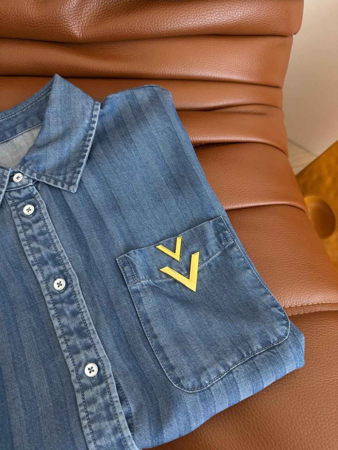 美式休闲 26ss🆕🆕双V金属装饰牛仔衬衫 夏季好穿的短袖衬衫 重工渐变洗水条纹牛仔 很有工艺感 采用进